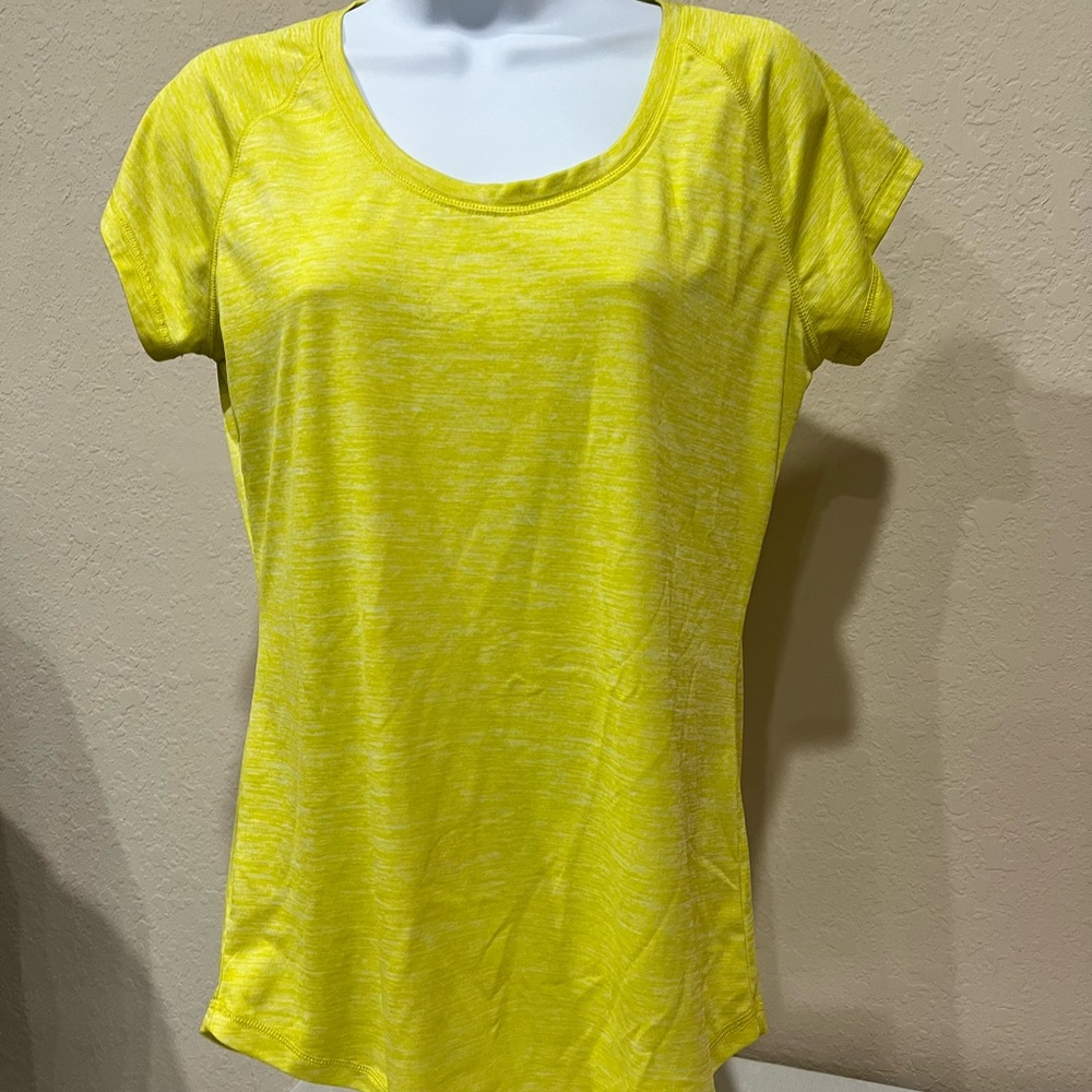 ZELLA Size M Womens
Yellow Round Neck Short Sleeve Stretch Athletic Top